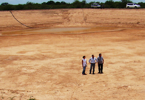 Construcción de reservorio de agua en el chaco paraguayo