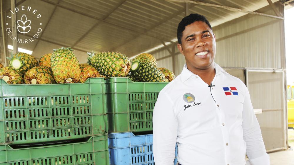 El dominicano Joelin Santos creó la Asociación de Productores de Piña de Monte Plata, que cambió la historia de muchos agricultores acostumbrados a lidiar con serias dificultades para obtener rentabilidad por el fruto de su trabajo.