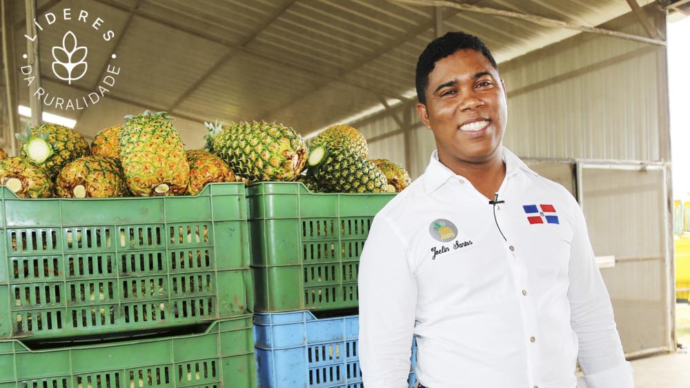 El dominicano Joelin Santos creó la Asociación de Productores de Piña de Monte Plata, que cambió la historia de muchos agricultores acostumbrados a lidiar con serias dificultades para obtener rentabilidad por el fruto de su trabajo.