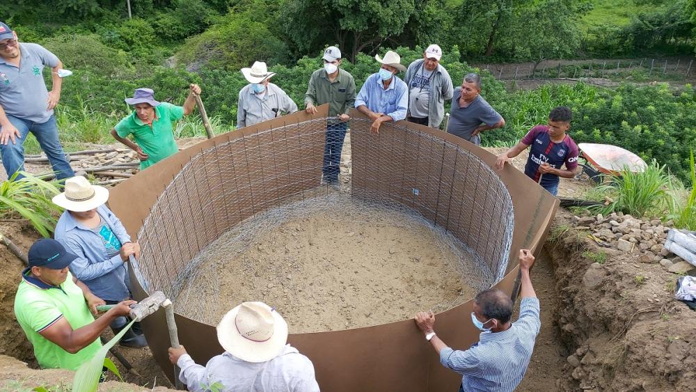 Los participantes aprendieron la construcción de tanques de ferrocemento, mediante el cual se captan las aguas grises y lluvia, que luego son utilizados para riego de cultivos en sistemas silvopastoriles y agroforestales.