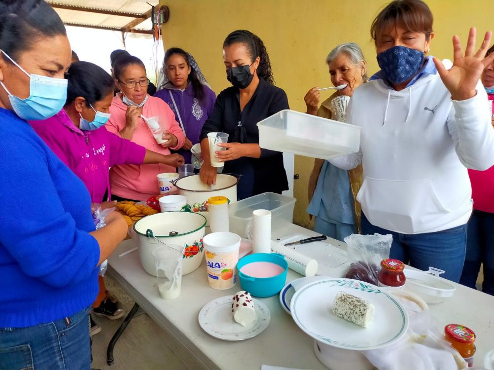 Pobladoras del Ejido San Felipe, en Nuevo León, compartieron sus iniciativas y sobre el mejor aprovechamiento de la leche de cabra , elaboraron dulces de leche, quesos suaves y cajeta, entre otros. 