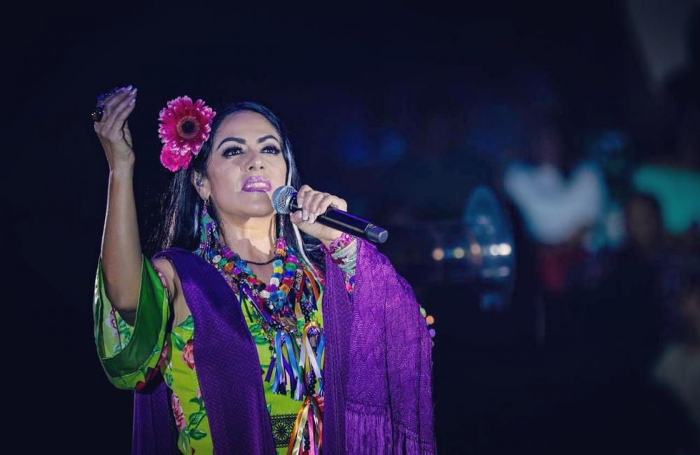 Lila Downs es una cantante, intérprete, compositora, productora discográfica y actriz que interpreta melodías en diversas lenguas indígenas de su país, como mixteco y zapoteco, maya, purépecha y náhuatl. Fotografía tomada de su perfil oficial de Facebook.