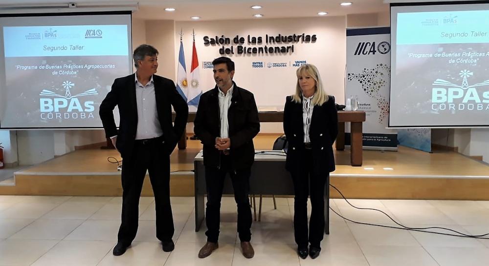 El especialista en Sanidad e Inocuidad del IICA en Argentina, Tomás Krotsch; el Secretario de Agricultura de Córdoba, Marcos Blanda; y la Directora de Producción de la Secretaria de Ganadería, Liliana Alasia.