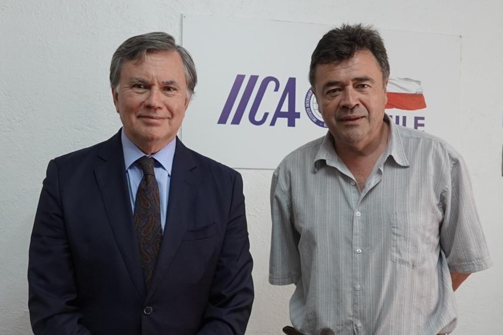 El Director General del IICA, Manuel Otero, junto al nuevo ministro de Agricultura de Chile, Esteban Venezuela.
