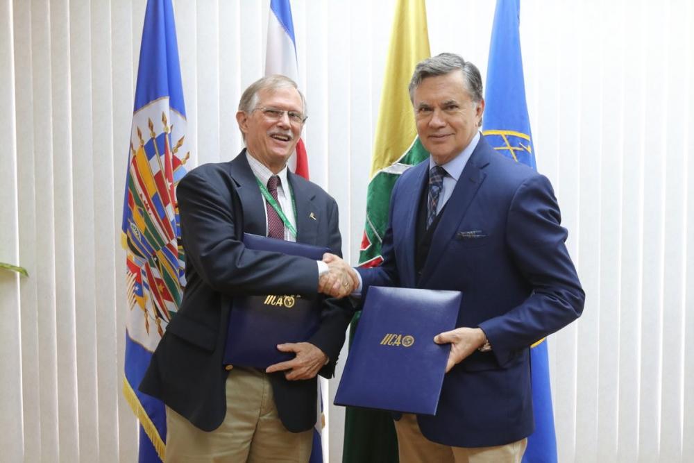 El rector de la Universidad Zamorano, Jeffrey Lansdale, y el Director General del IICA, Manuel Otero, tras la firma del acuerdo de cooperación técnica entre ambas organizaciones. 