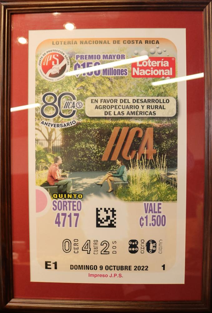 El diseño del billete conmemorativo muestra un sector de la Plaza de la Agricultura de las Américas, que se inaugurará también en el marco de las celebraciones del 80 aniversario y que forma parte de la iniciativa “IICA de Puertas Abiertas”.