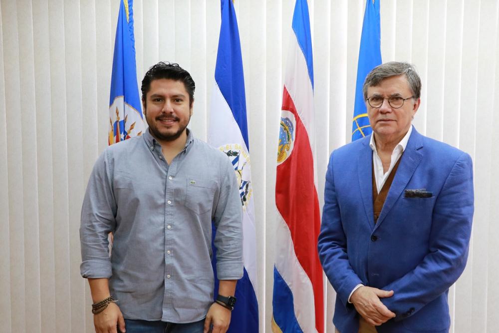 El Ministro de Agricultura y Ganadería de El Salvador, David Martínez (izquierda), junto al Director General del IICA, Manuel Otero.