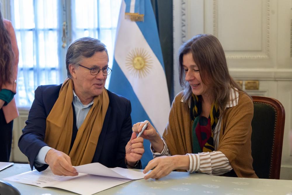 El Director General del IICA, Manuel Otero, y la presidenta de la Agencia Argentina de Cooperación Internacional y Asistencia Humanitaria Cascos Blancos, Sabina Frederic, durante la firma del acuerdo en el Palacio San Martín, sede de la Cancillería argentina.