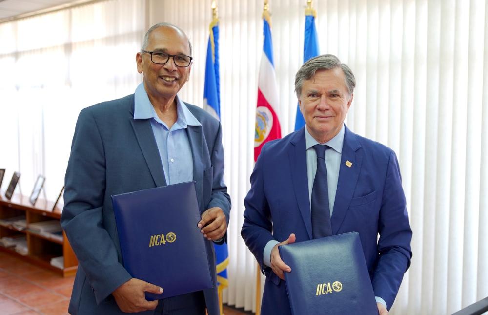 El Director General del CATIE, Muhammad Ibrahim, junto al Director General del IICA, Manuel Otero, tras la firma del acuerdo de cooperación.