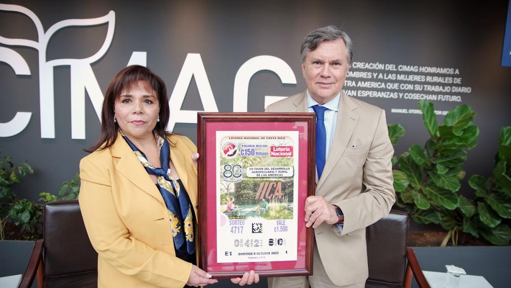 La gerenta general de la Junta de Protección Social (JPS) de Costa Rica, Marilyn Solano, junto al Director General del IICA, Manuel Otero, con la réplica del billete conmemorativo por el 80 aniversario del Instituto.