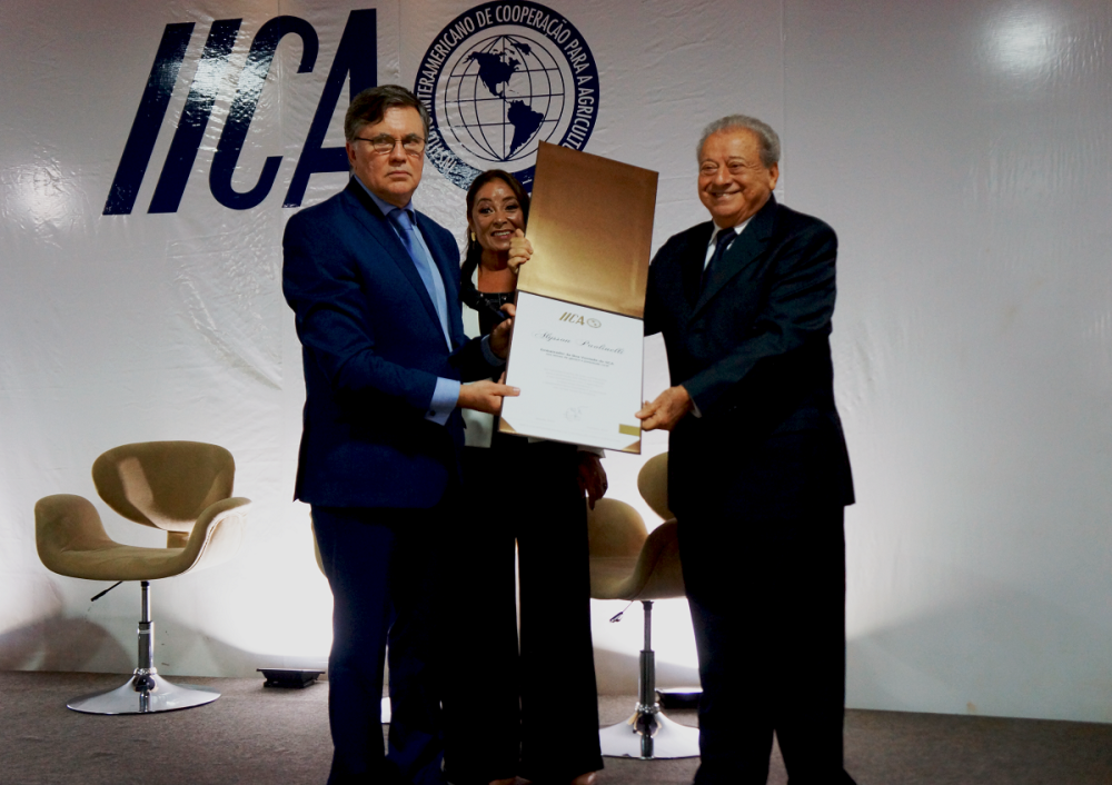 El Director General del IICA, Manuel Otero, otorgó a Paolinelli el título de Embajador de Buena Voluntad del Instituto en febrero de 2019, en el marco de una misión en Brasilia.