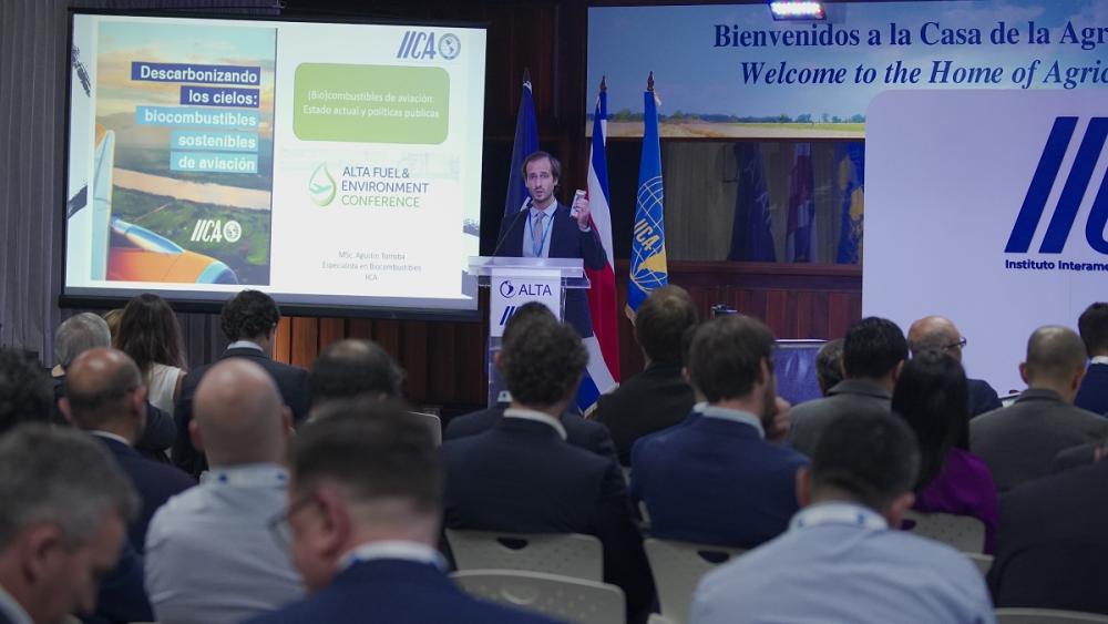 El especialista internacional en Biocombustibles del IICA, Agustín Torroba, mencionó en su presentación que la agricultura podría cumplir un rol fundamental en la provisión de las materias primas necesarias para producir biojet.
