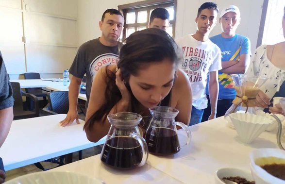 Jóvenes en diplomado de café en El Salvador