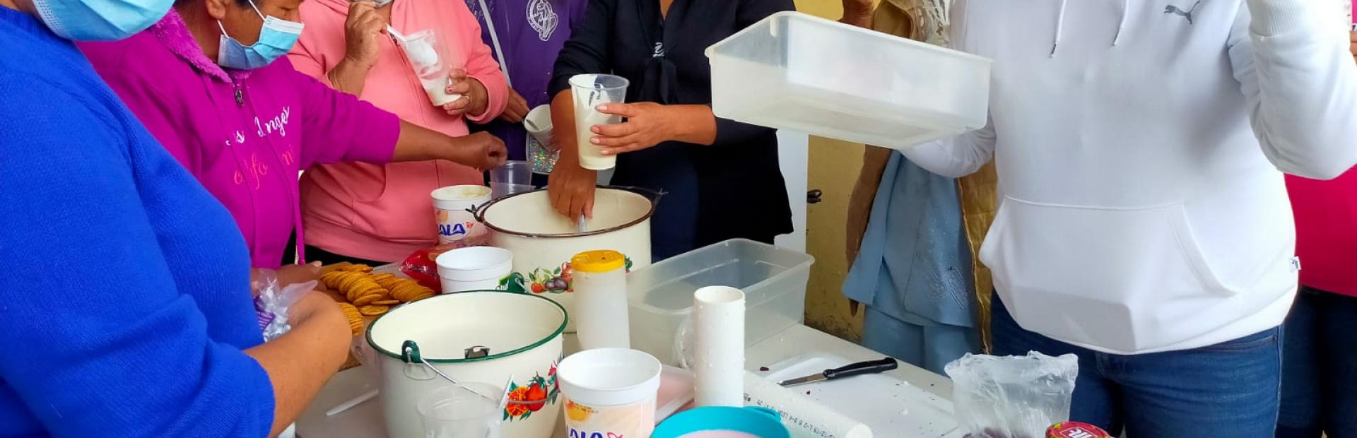Pobladoras del Ejido San Felipe, en Nuevo León, compartieron sus iniciativas y sobre el mejor aprovechamiento de la leche de cabra , elaboraron dulces de leche, quesos suaves y cajeta, entre otros. 