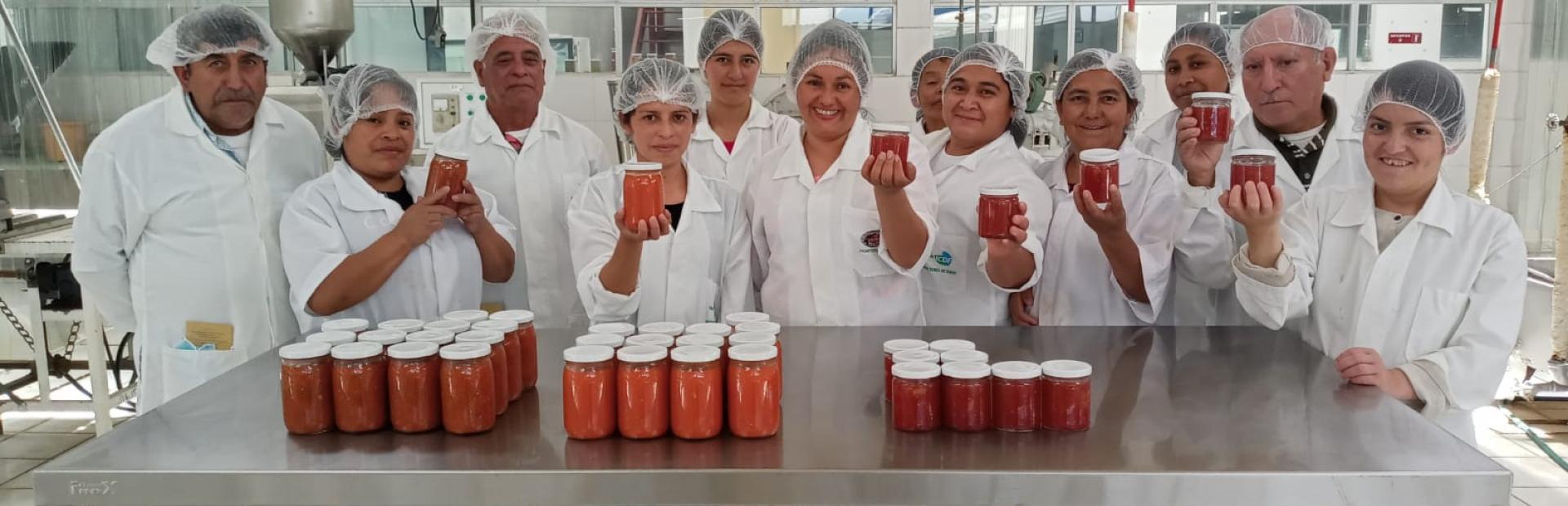 Productoras y productores de tomate aprendieron a elaborar diferentes tipos de salsas.