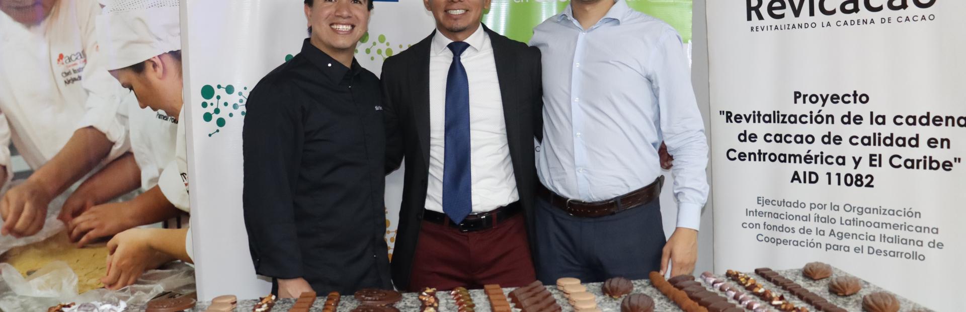 Chef Alan Espinoza de la Academia de Chocolate Barry Callebaut de México, Percy Ac de Rikolto y Giuseppe Blasetti de la Secretaría de Socioeconomía del IILA.
